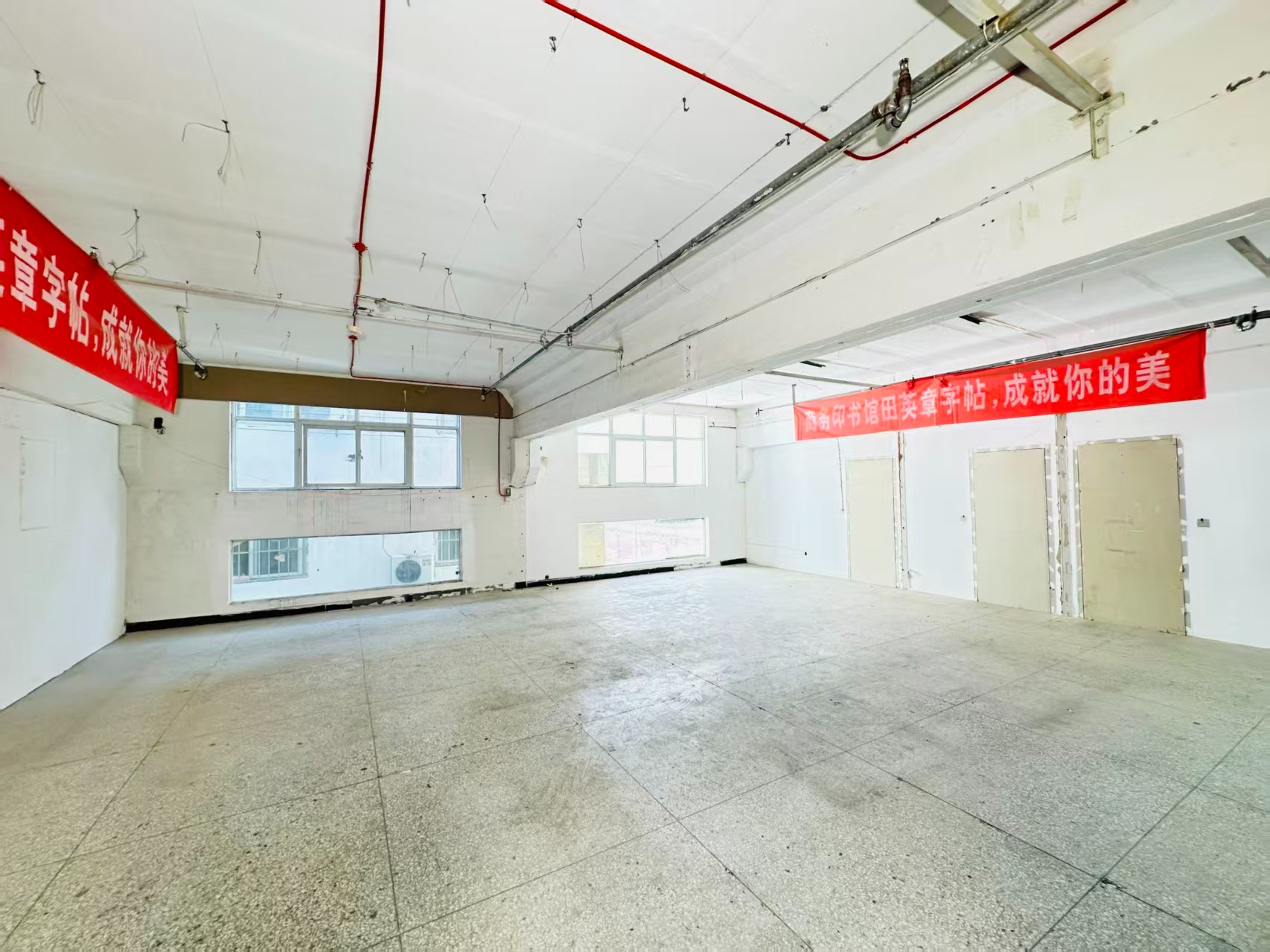 炎黄科技园重点吸引人工智能应用、数字经济、电商直播、智能制造服务、软件开发、科技创新企业及创业团队入驻